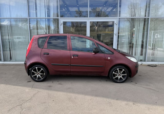 Подержанный автомобиль Mitsubishi Colt Hatchback 2005 года (4 фото)