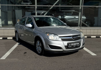 Подержанный автомобиль Opel Astra Sedan 2013 года (3 фото)