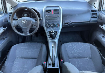 Подержанный автомобиль Toyota Auris Hatchback 2009 года (10 фото)