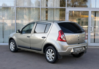 Подержанный автомобиль Renault Sandero 2010 года (7 фото)