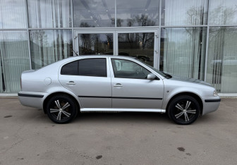 Подержанный автомобиль Skoda Octavia Liftback 2008 года (4 фото)