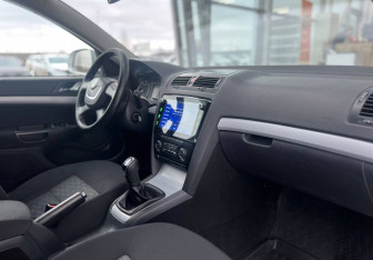 Подержанный автомобиль Skoda Octavia Liftback 2011 года (10 фото)