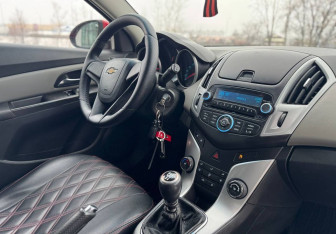 Подержанный автомобиль Chevrolet Cruze Hatchback 2013 года (9 фото)