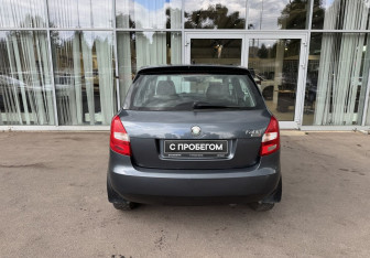 Подержанный автомобиль Skoda Fabia Hatchback 2010 года (6 фото)