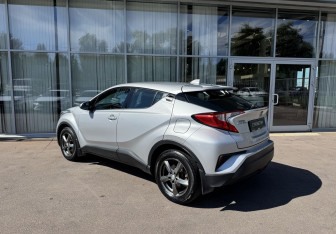 Подержанный автомобиль Toyota C-HR 2018 года (7 фото)