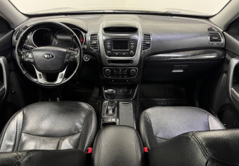 Подержанный автомобиль Kia Sorento 2015 года (10 фото)