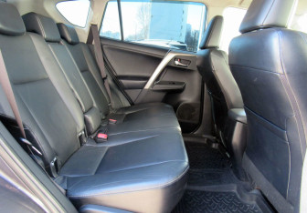 Подержанный автомобиль Toyota RAV4 2013 года (11 фото)