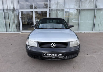 Подержанный автомобиль Volkswagen Passat Sedan 1996 года (2 фото)