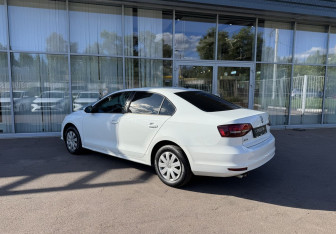 Подержанный автомобиль Volkswagen Jetta Sedan 2016 года (7 фото)