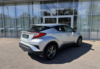 Подержанный автомобиль Toyota C-HR 2018 года (5 фото)