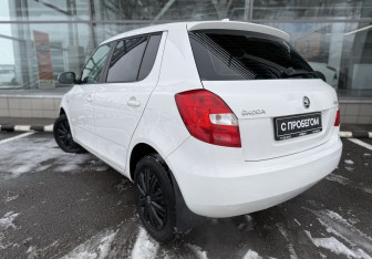 Подержанный автомобиль Skoda Fabia Hatchback 2014 года (7 фото)