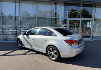 Подержанный автомобиль Chevrolet Cruze Sedan 2010 года (7 фото)