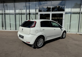Подержанный автомобиль Fiat Punto Hatchback 2012 года (5 фото)