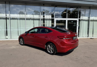 Подержанный автомобиль Hyundai Elantra Sedan 2018 года (7 фото)