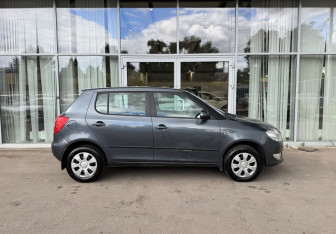 Подержанный автомобиль Skoda Fabia Hatchback 2010 года (4 фото)