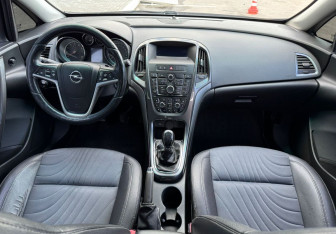 Подержанный автомобиль Opel Astra Sedan 2013 года (9 фото)