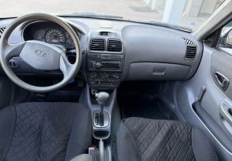 Подержанный автомобиль Hyundai Accent Sedan 2010 года (9 фото)