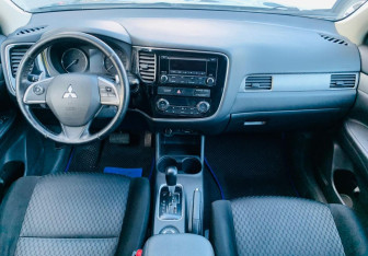 Подержанный автомобиль Mitsubishi Outlander 2013 года (10 фото)