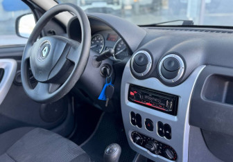 Подержанный автомобиль Renault Logan Sedan 2014 года (9 фото)