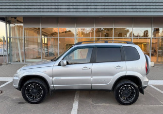 Подержанный автомобиль Chevrolet Niva 2011 года (8 фото)