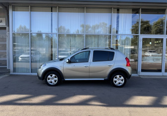 Подержанный автомобиль Renault Sandero 2014 года (8 фото)