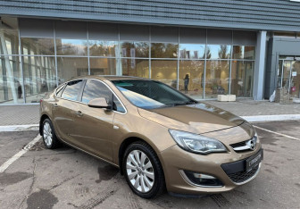 Подержанный автомобиль Opel Astra Sedan 2013 года (3 фото)
