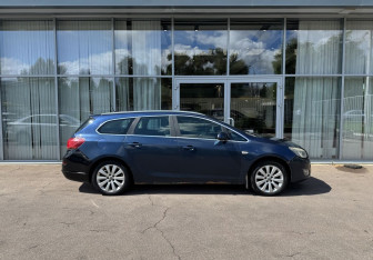 Подержанный автомобиль Opel Astra Wagon 2012 года (4 фото)