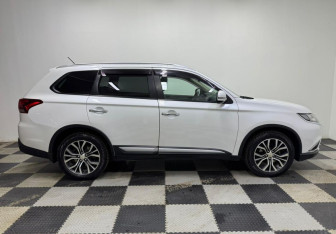 Подержанный автомобиль Mitsubishi Outlander 2015 года (4 фото)