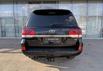 Подержанный автомобиль Toyota Land Cruiser Suv 2020 года (5 фото)