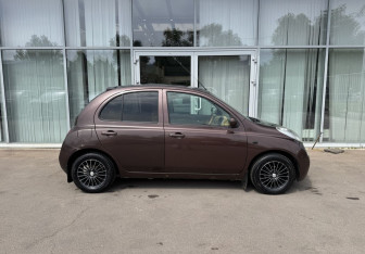 Подержанный автомобиль Nissan March Hatchback 2004 года (4 фото)