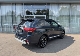 Подержанный автомобиль Mitsubishi Outlander 2021 года (5 фото)