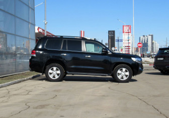 Подержанный автомобиль Toyota Land Cruiser Suv 2020 года (4 фото)