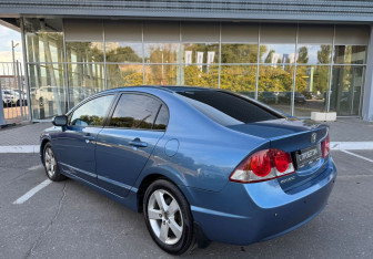 Подержанный автомобиль Honda Civic Sedan 2007 года (7 фото)