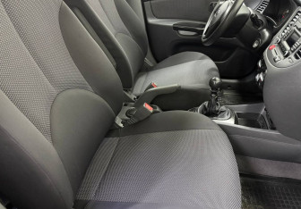 Подержанный автомобиль Kia Rio Hatchback 2010 года (9 фото)