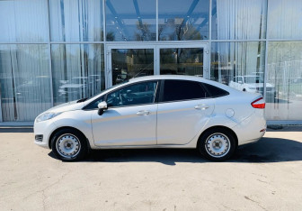 Подержанный автомобиль Ford Fiesta Sedan 2015 года (8 фото)