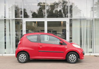 Подержанный автомобиль Peugeot 107 2008 года (4 фото)