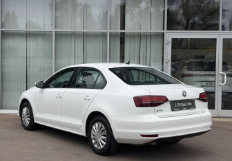 Подержанный автомобиль Volkswagen Jetta Sedan 2016 года (7 фото)