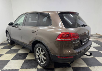 Подержанный автомобиль Volkswagen Touareg 2012 года (7 фото)
