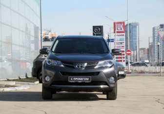 Подержанный автомобиль Toyota RAV4 2013 года (2 фото)