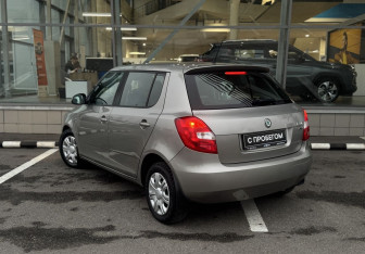 Подержанный автомобиль Skoda Fabia Hatchback 2011 года (5 фото)