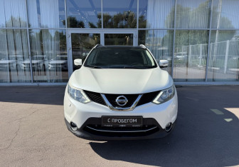Подержанный автомобиль Nissan Qashqai 2015 года (2 фото)