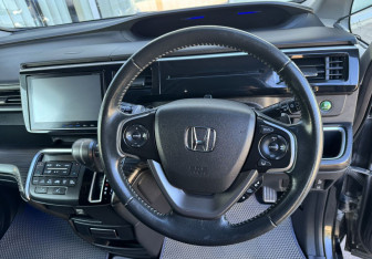 Подержанный автомобиль Honda Stepwgn 2017 года (13 фото)