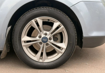 Подержанный автомобиль Ford Focus Sedan 2006 года (12 фото)