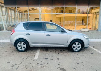 Подержанный автомобиль Kia Ceed Hatchback 2013 года (4 фото)