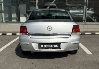Подержанный автомобиль Opel Astra Sedan 2013 года (6 фото)