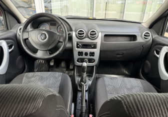 Подержанный автомобиль Renault Logan Sedan 2010 года (9 фото)