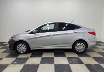 Подержанный автомобиль Hyundai Solaris Sedan 2011 года (8 фото)