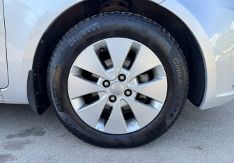 Подержанный автомобиль Kia Rio Hatchback 2013 года (12 фото)