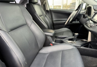 Подержанный автомобиль Toyota RAV4 2013 года (11 фото)