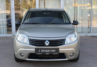 Подержанный автомобиль Renault Sandero 2010 года (2 фото)